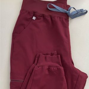 Joggers in color: maroon